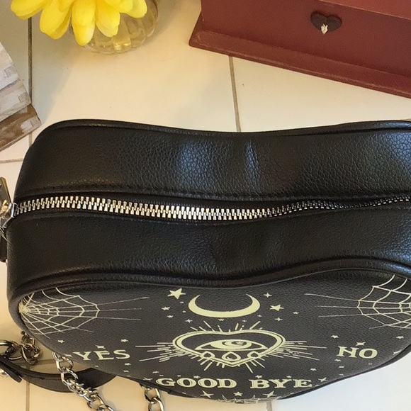 ‘Hot Topic’ Glow-in-the-Dark Figural Heart Shaped Crossbody NWOT - Picture 3 of 8